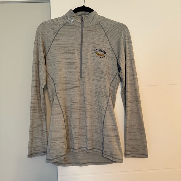 Under Armour Tops - Under Armour Gray Fitted Raglan Sweatshirt